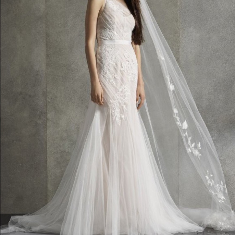 White Vera Wang Size 06 Wedding dress